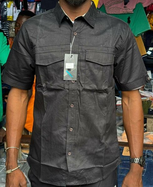 Chemise noire à manches courtes