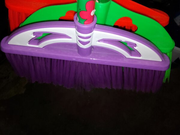 Balai multi-couleur avec motif floral