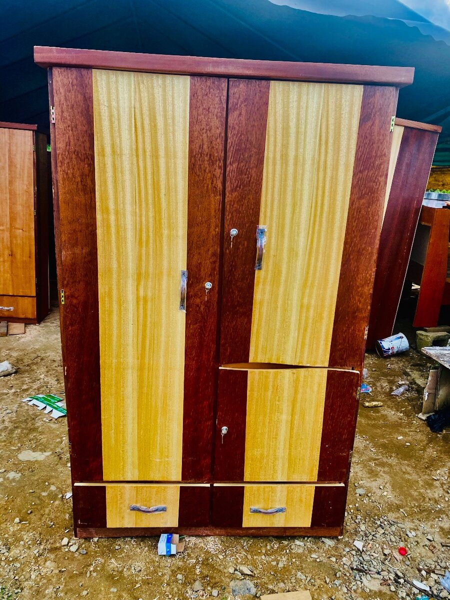 Armoire en bois massif moderne