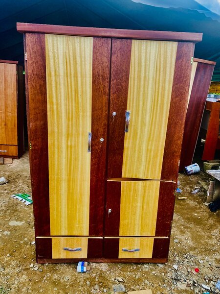 Armoire en bois massif moderne