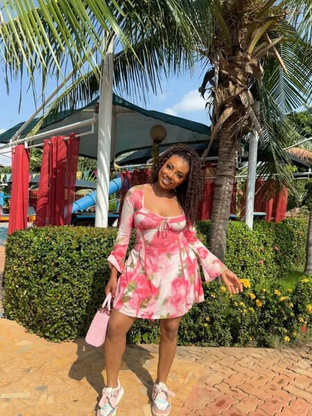 Robe d'été rose fluide