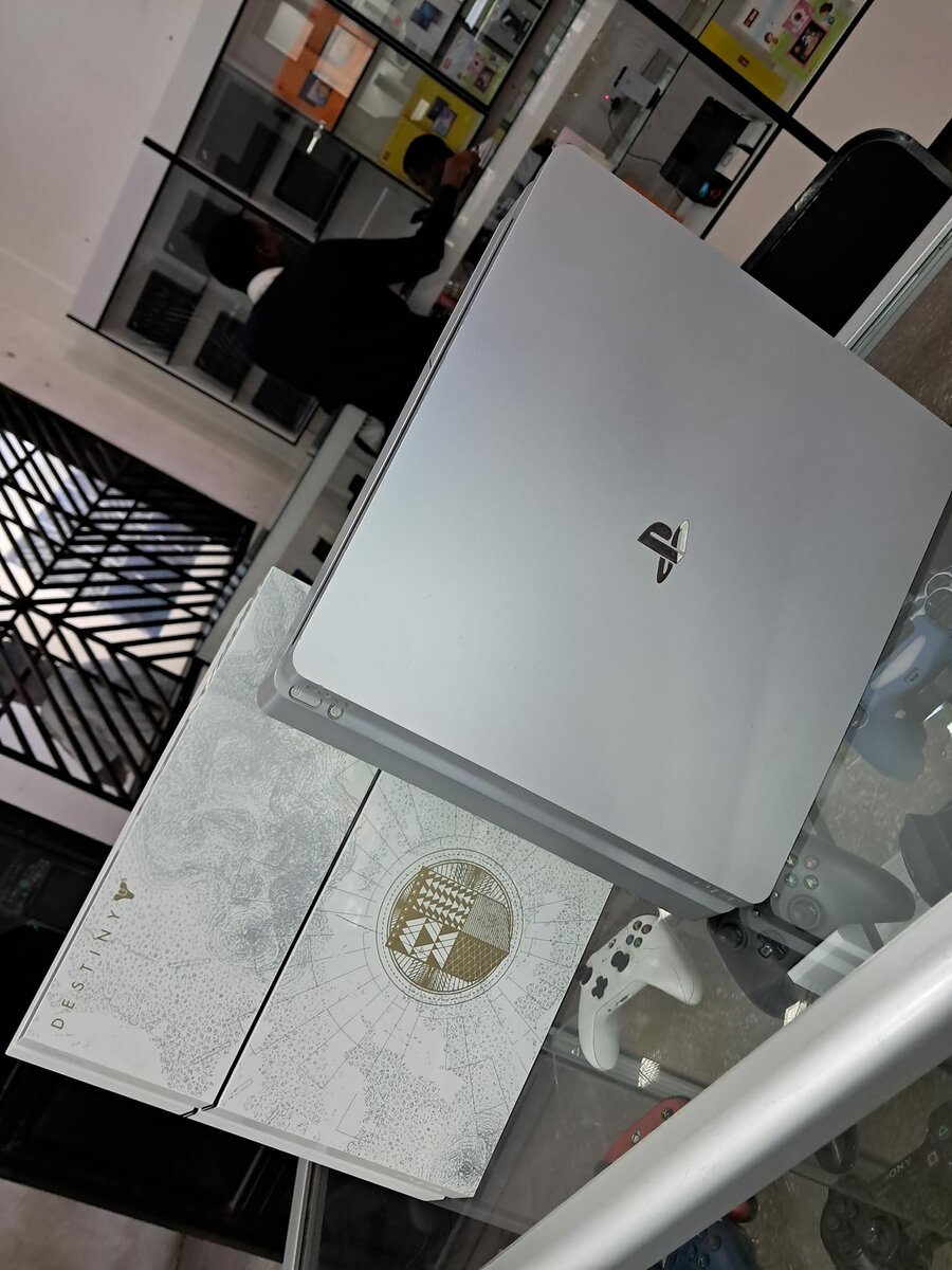 Chipped PS4 slim SILVER colour 500GB with 6 offline games latest FC25 inclusive