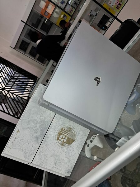 Chipped PS4 slim SILVER colour 500GB with 6 offline games latest FC25 inclusive