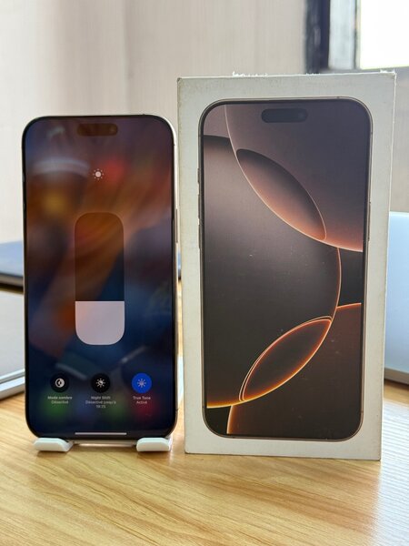 iPhone 16 Pro Max 256go CE quasiment neuf  avec son carton