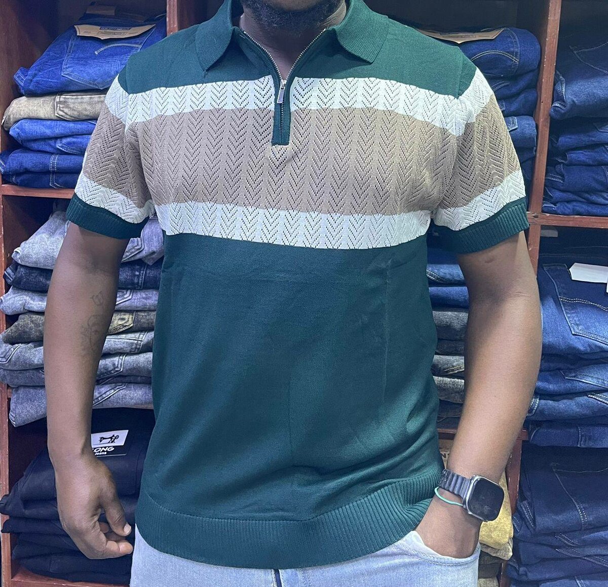 Polo en tricot rayé élégant