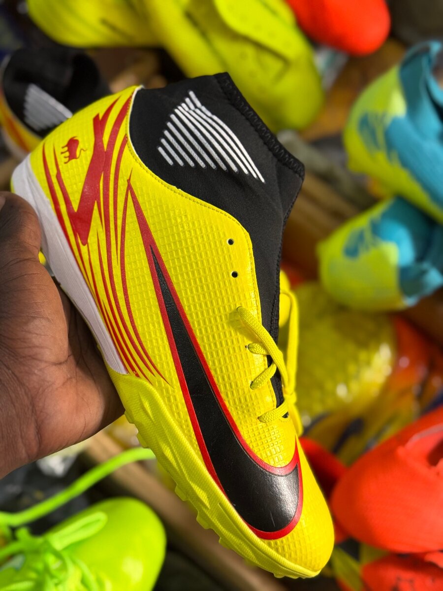 Chaussures de foot jaunes