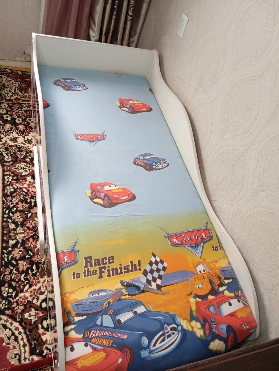 Машина кровать. Состояние отличное,почти новое.