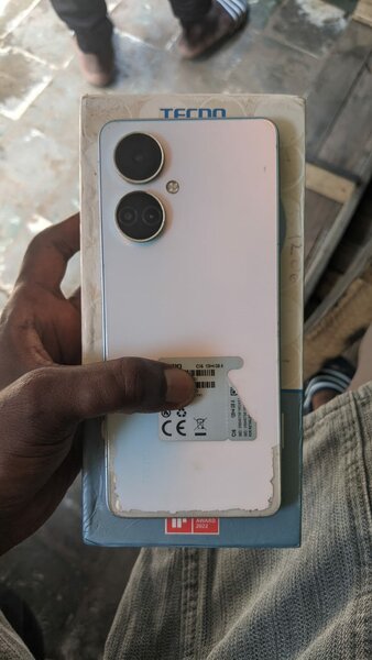 Tecno camon 19 128 giga ram 4 avec le carto