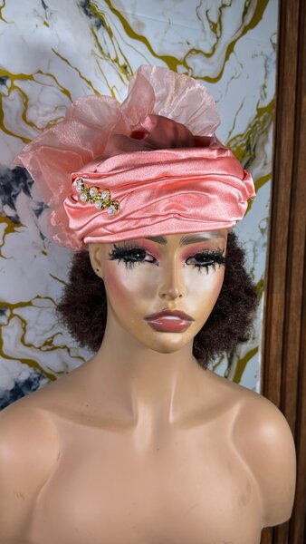 Élégant chapeau en satin