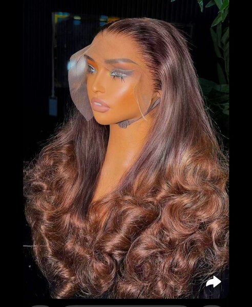 Perruque en dentelle ondulée longue