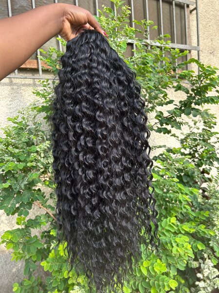 Perruque bandeau bouclée noire