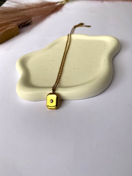 Collier pendentif doré élégant