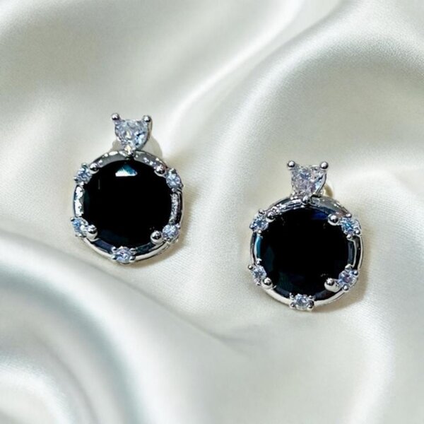 Earings diamond style available in different colors.