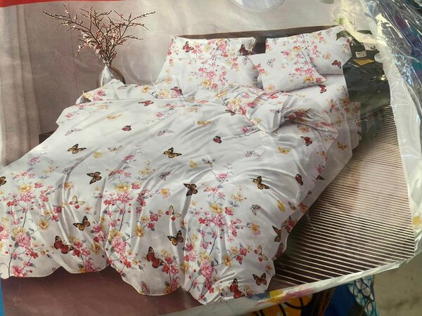  set includes 2 flat bedsheets and 4 standard pillowcases.