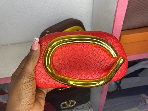 Pochette élégante en cuir tressé