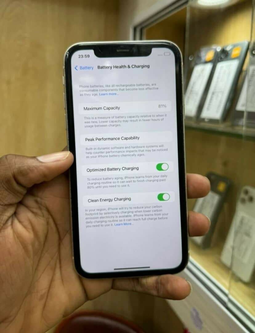 iPhone blanc avec 81% de batterie