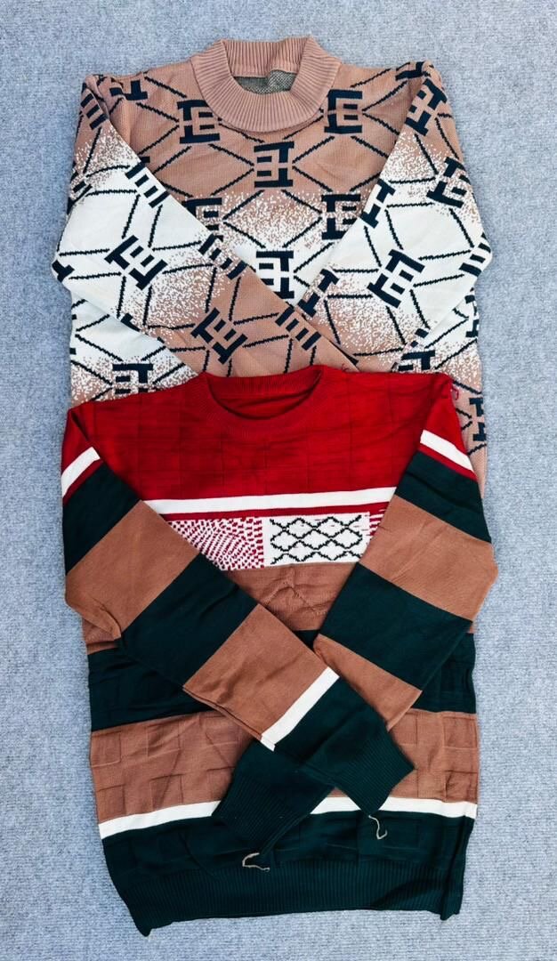 Lot de pulls en tricot colorés