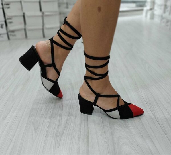 Sandales à talons rouge et noir