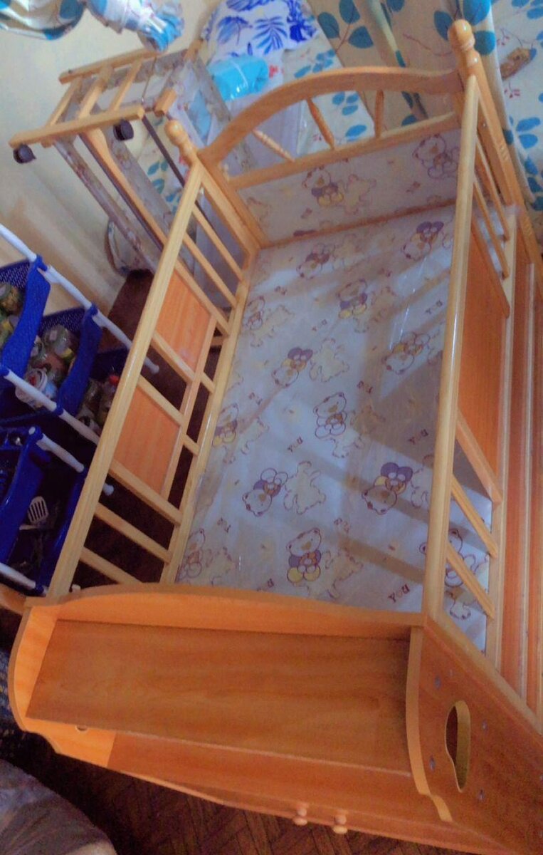 Lit bébé en bois avec rangement