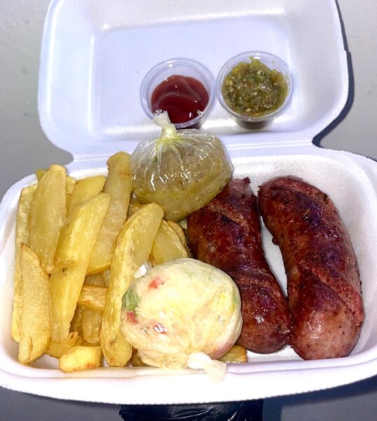 Menu complet avec saucisses et frites