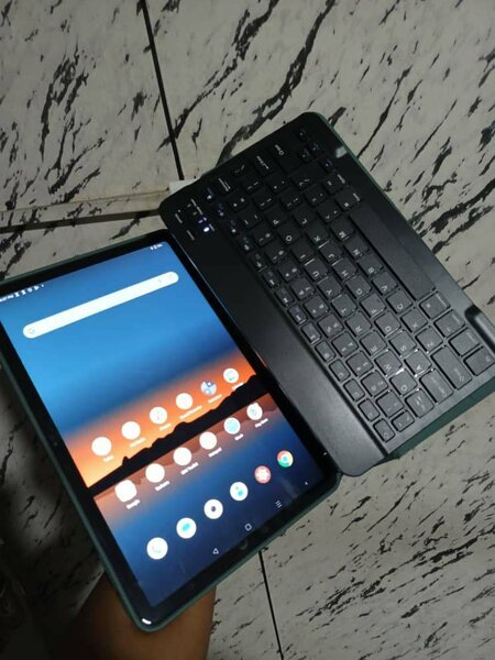 Universal Bluetooth keyboard and mouse for tablet