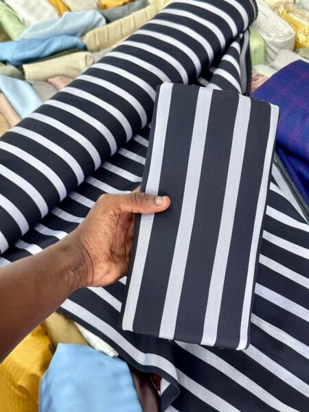 le tissu à rayures noir et blanc