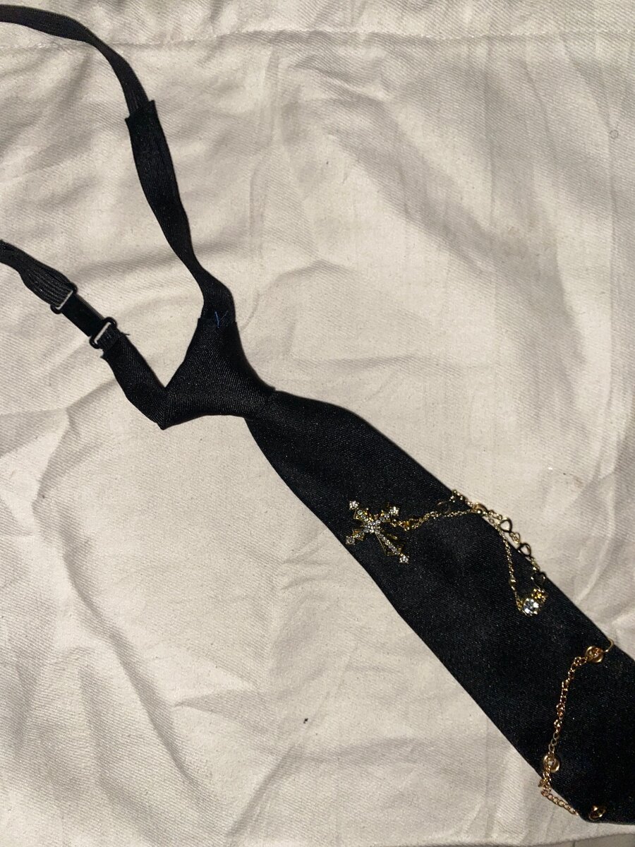 Cravate brodée noire élégante