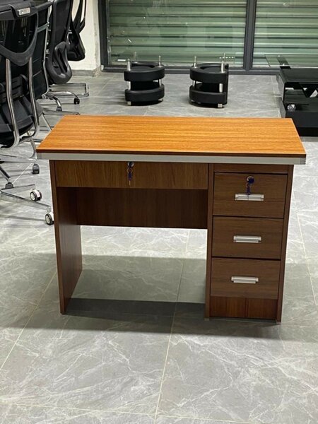 Bureau en bois avec tiroirs