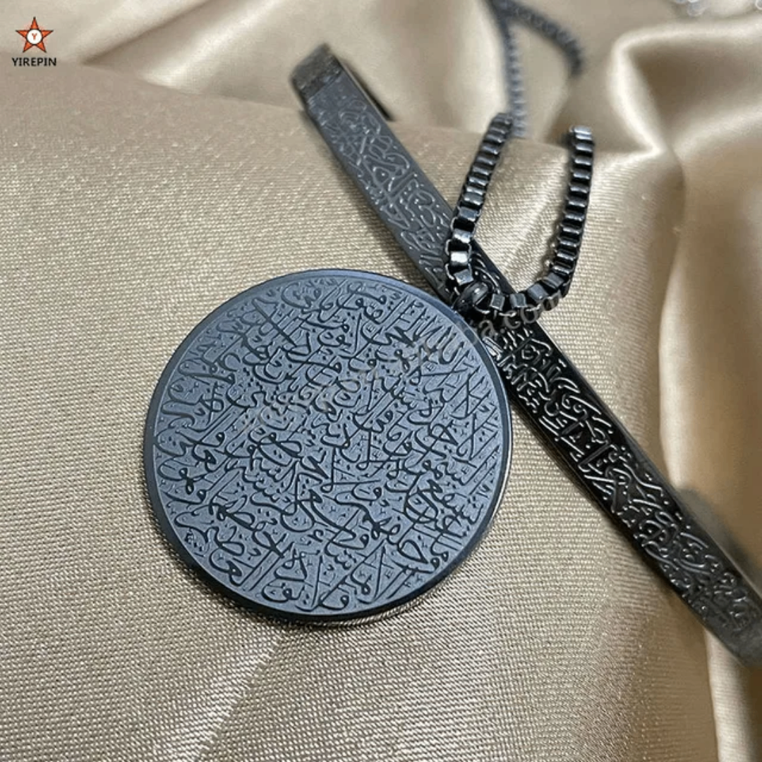 Collier médaillon gravé artistique
