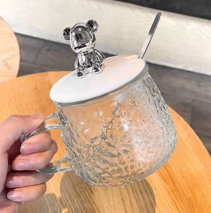 Tasse en verre avec couvercle décoratif