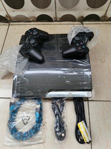 Console de jeu avec manettes