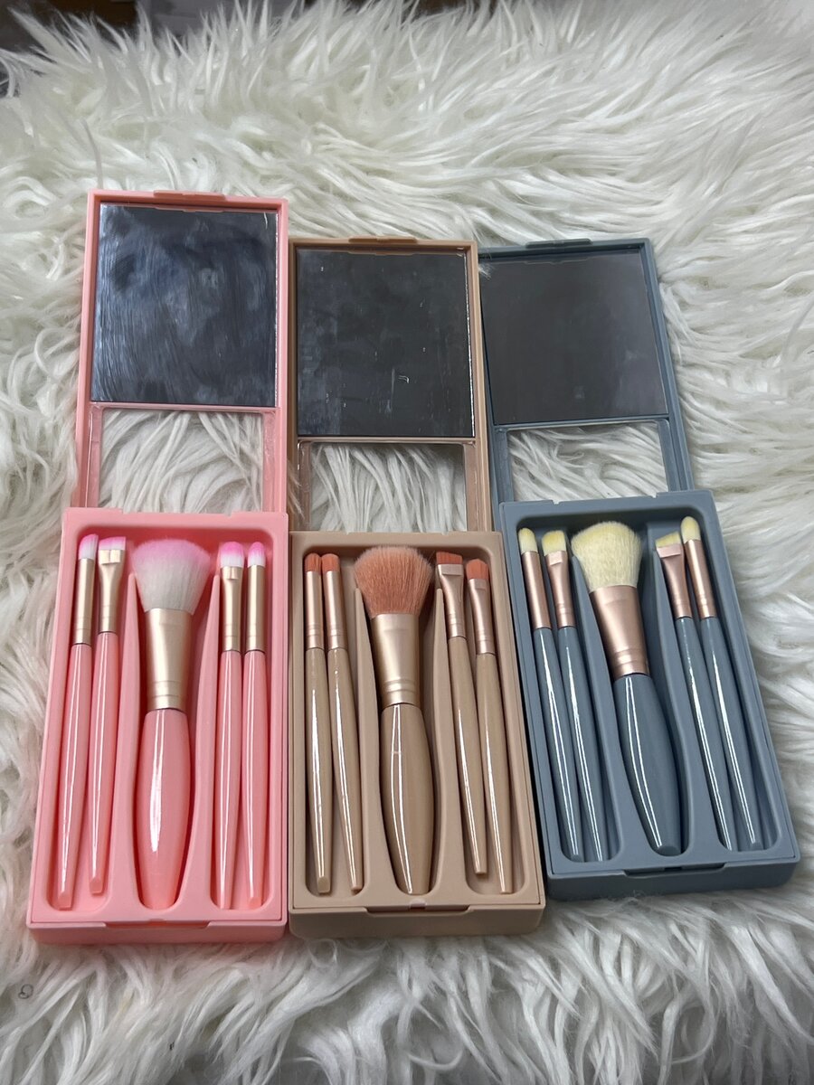 Set de pinceaux maquillage avec éponges