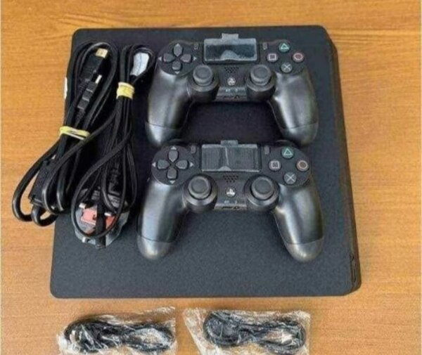 Console de jeu avec manettes