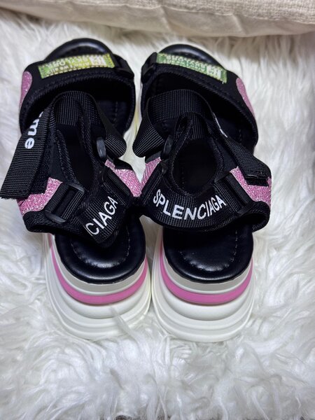 Sandales compensées noires et roses