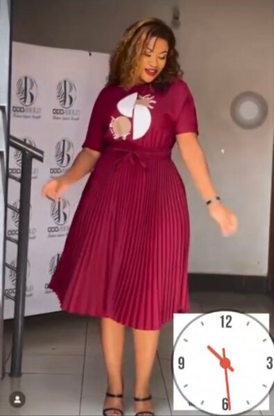 Jupe plissée et haut rose disp