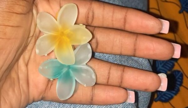 Épingles à fleurs colorées