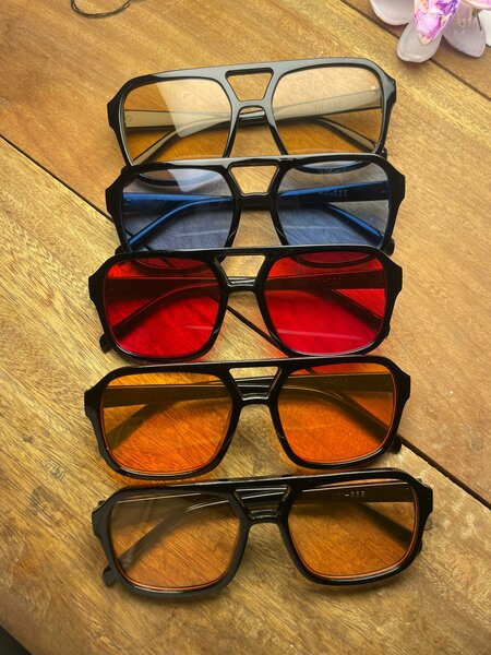 Lunettes de soleil colorées tendance