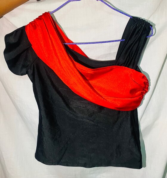 Top asymétrique noir et rouge