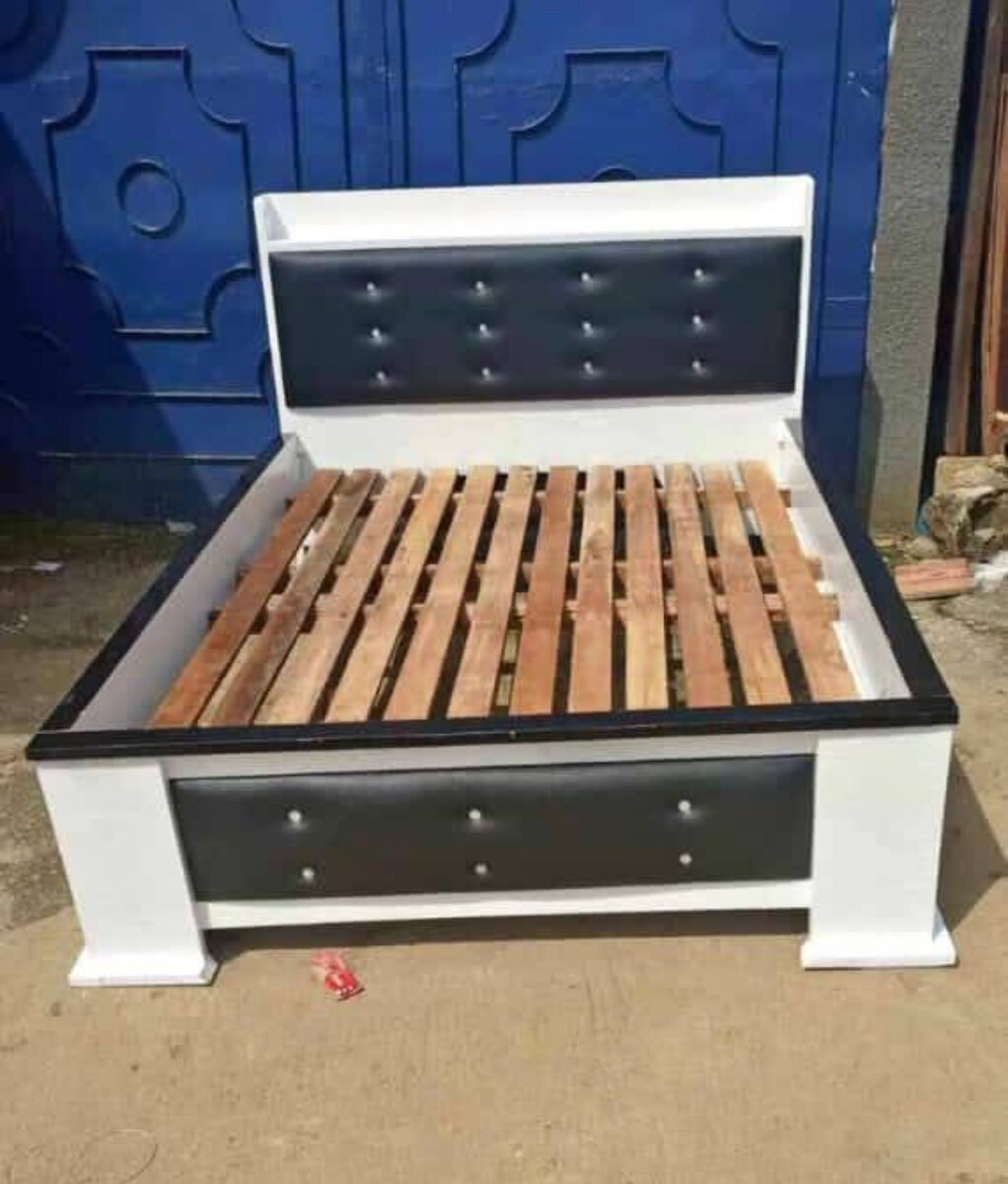 Lit moderne avec dossier rembourré