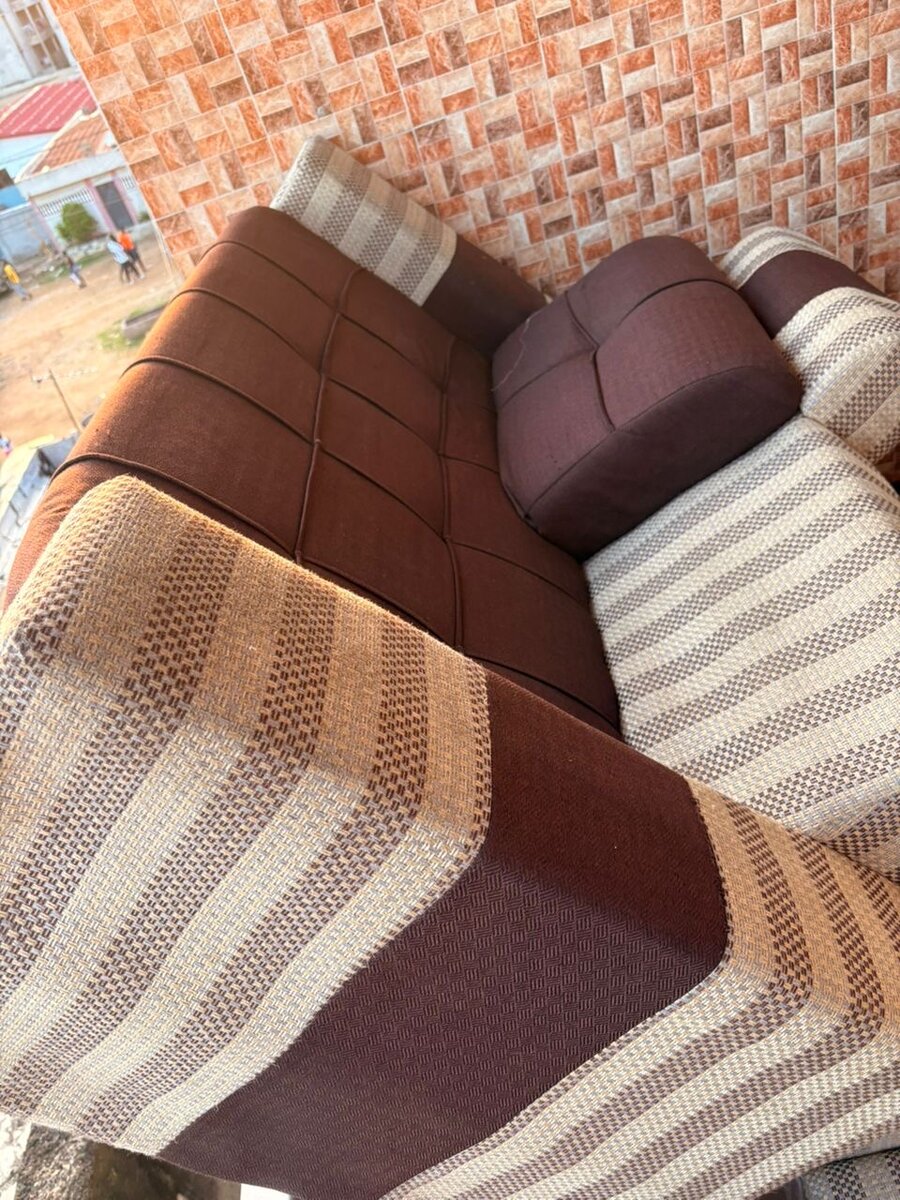 Canapé moderne marron rayé