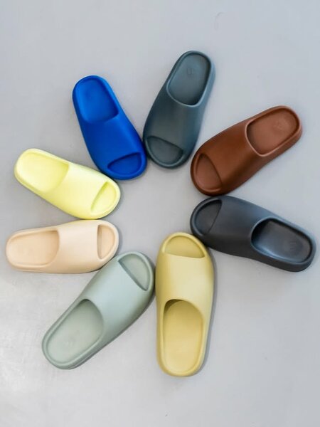 YEEZY SLIDES