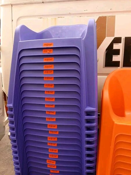 Chaises en plastique empilables