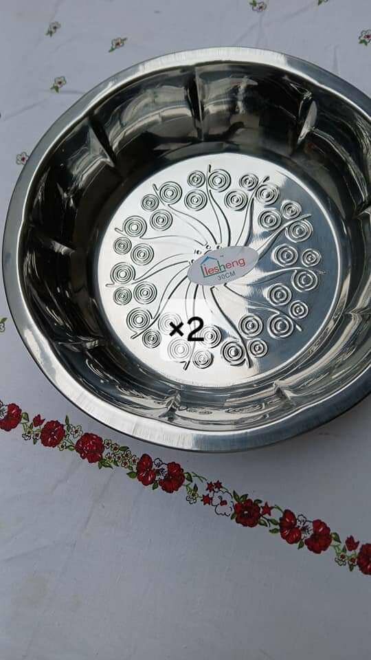 Deux assiettes en inox