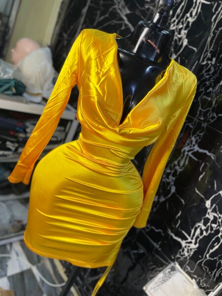 Robe moulante jaune élégante