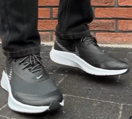 Водоотталкивающие кроссовки Nike Quest 3 Shield