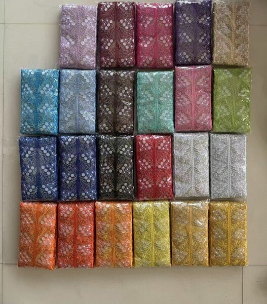 Tissus colorés brodés élégants