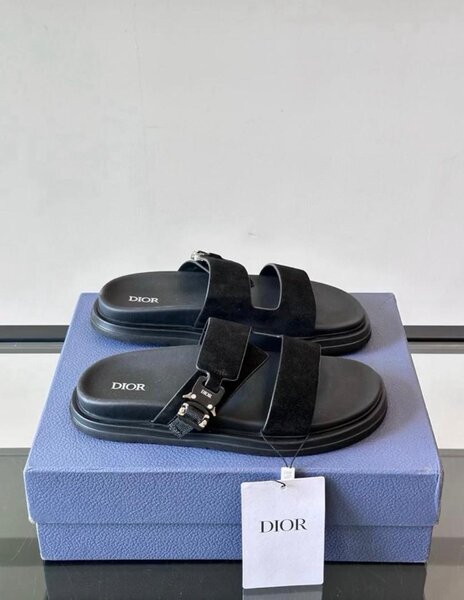 Sandales Dior élégantes