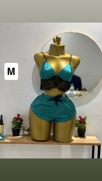 Ensemble lingerie satin dentelle