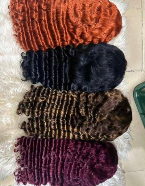 Perruques colorées bouclées