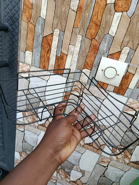 Étagère d'angle de douche noire